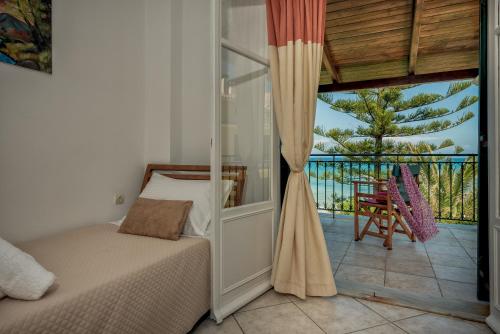 Un pat sau paturi într-o cameră la Zarkadis Beach Apartments