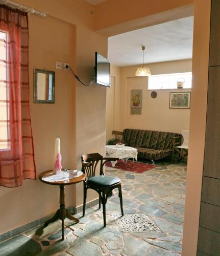 a living room with a couch and a table and chairs at Evaland Traditional Houses in Tarti