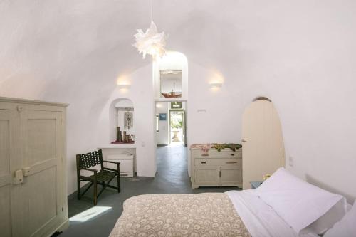 Gallery image of Agrilia secluded cave house in Therasia