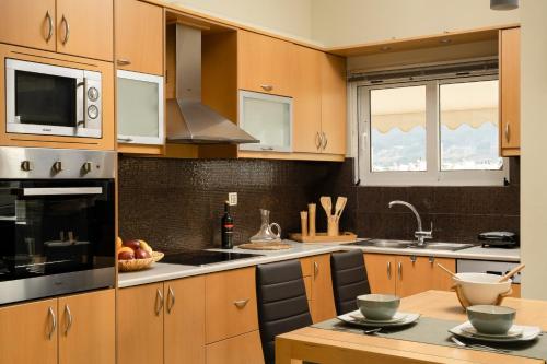 ハニア・タウンにあるAmaen Apartmentの木製のキャビネットとカウンタートップを備えたキッチン