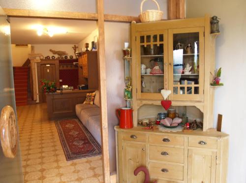 Hotel Ganzaie في دايْيانو: غرفة معيشة مع خزان خشبي ومطبخ