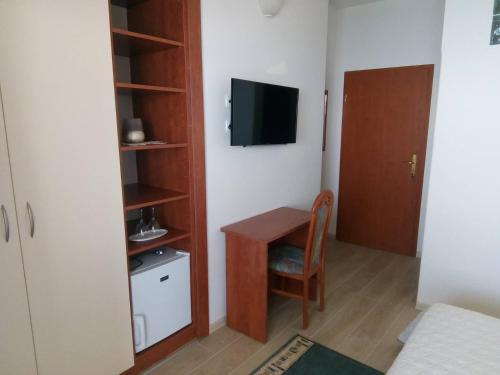 En TV eller et underholdningssystem på Apartments and Rooms Nikša