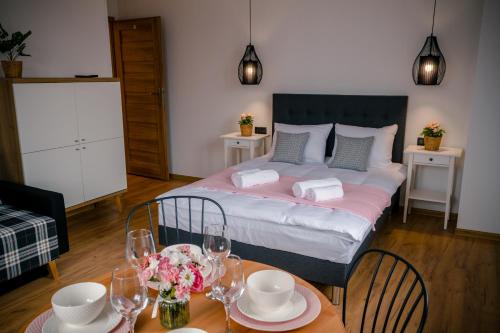 Un ou plusieurs lits dans un hébergement de l'établissement GOLDEN ROOMS blisko Energylandii