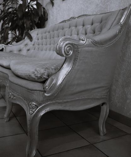 a silver bench with a tufted seat in a room at Hotel zum Goldenen Wagen in Maulburg