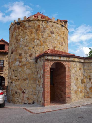 Galería fotográfica de Hotel "Posada de Cantabria EL SOLAR" -Cenas típicas y Gintonic- Bar -Terraza panorámica en Galizano