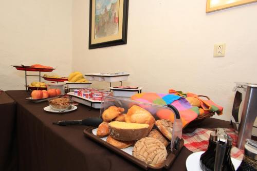 Hotel de la Paz في غواناخواتو: طاولة مع مجموعة من الأنواع المختلفة من الطعام