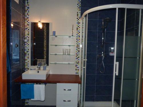 Bilik mandi di Hotel Garazar