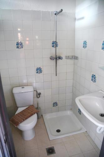 a bathroom with a toilet and a tub and a sink at ANGELA STUDIOS in Kremasti