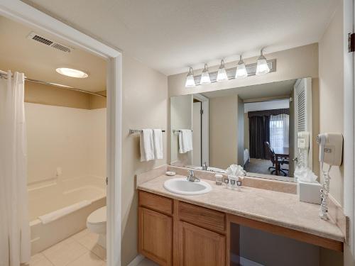 Ett badrum på Eastland Suites Extended Stay Hotel & Conference Center Urbana
