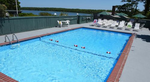 una gran piscina con bolas en el agua en The Cove Motel en Orleans