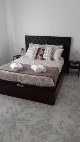 - une chambre avec un lit et des serviettes dans l'établissement Villa Noelia Benalmadena, à Benalmádena