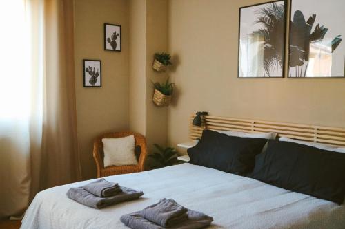 een slaapkamer met een bed met twee handdoeken erop bij PIANA112 apartment in Cannobio