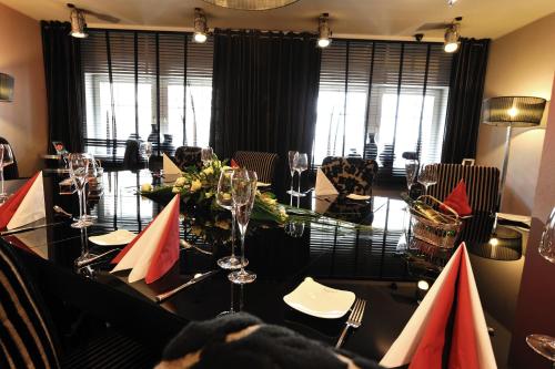 a dining room with a table with wine glasses at Stage47 in Düsseldorf