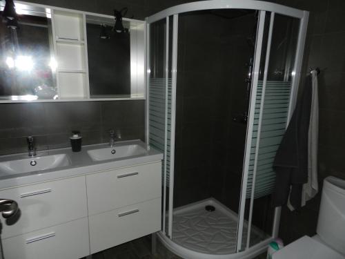 Bilik mandi di Hotel Garazar