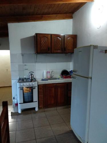 una cucina con un frigorifero bianco e una stufa di DOÑA ROSA a Puerto Iguazú