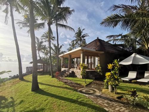 Сад в Relax Bali Dive & SPA ocean front resort