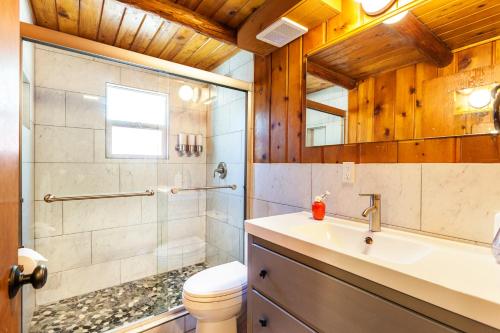 ห้องน้ำของ White Pass Log Cabin Luxury Retreat