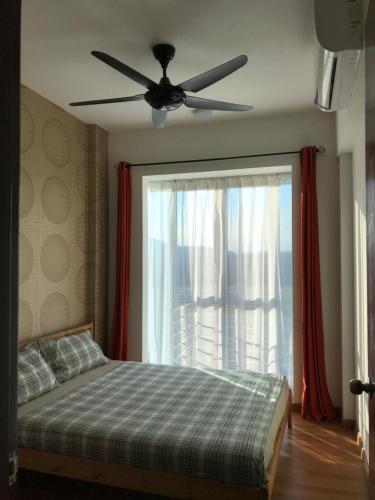 una camera con letto e ventilatore a soffitto di Homestay de Putra a Kajang