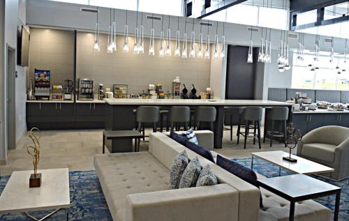オクラホマシティにあるBest Western Plus Executive Residency Oklahoma City I-35のソファとバーのあるリビングルーム