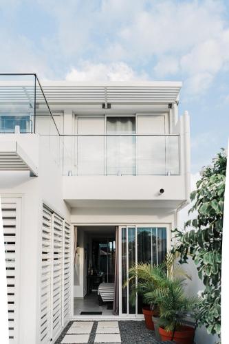 a white house with a glass facade at Maison TONGA piscine jaccuzi in Saint-Pierre