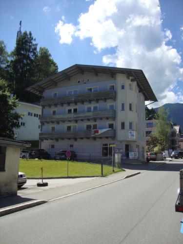 a building on the side of a street at Schlafgut Küssler - 70m vom City Express in Zell am See