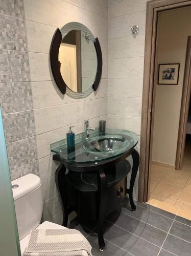 Bilik mandi di Finikes Apartments