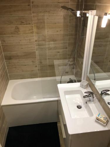 Ванная комната в Résidence ATHOS C2-1 Chambre-ALPE D'HUEZ-Centre Station