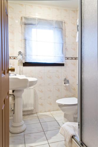 a bathroom with a sink and a toilet at Weisserhaus in Puerto Varas