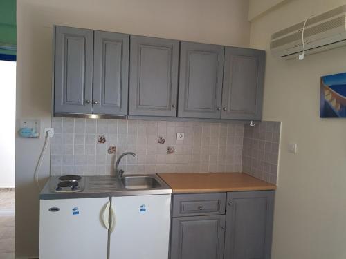 Η κουζίνα ή μικρή κουζίνα στο Karabo Hotel