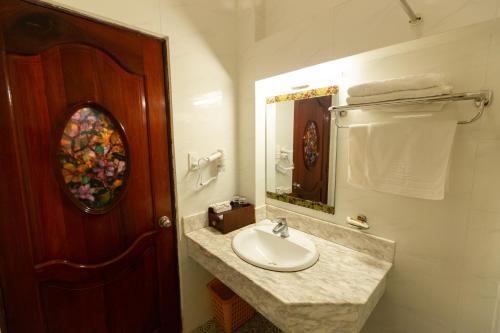 Phòng tắm tại Dragon King 1 Hotel