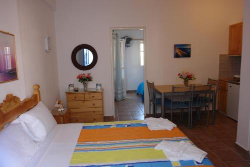 Ένα ή περισσότερα κρεβάτια σε δωμάτιο στο Karabo Hotel