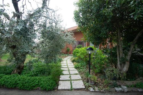 a garden with a stone path in front of a house at El Rincon del Artista in Soiano del Lago