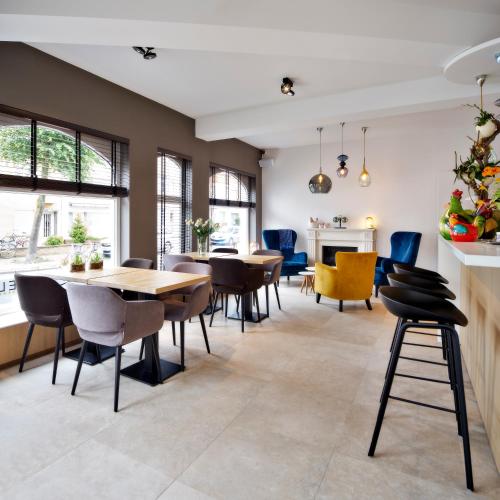 a dining room with tables and chairs at ABC Hotel in Blankenberge