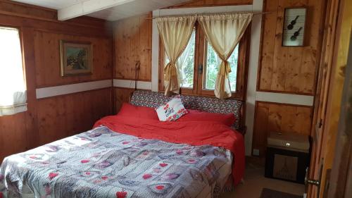 sypialnia z łóżkiem z czerwoną kołdrą w obiekcie Parco delle stelle w mieście Castel del Monte