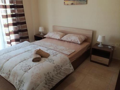 a bedroom with two beds and two lamps at Jordan's 4th Appartment at Nea Michaniona in Néa Michanióna