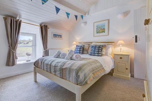 a bedroom with a bed and a window at Whistler's Rest in St Ives