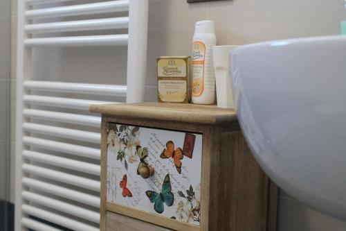 a table with products on it next to a toilet at Casa Andreina in Toscolano Maderno