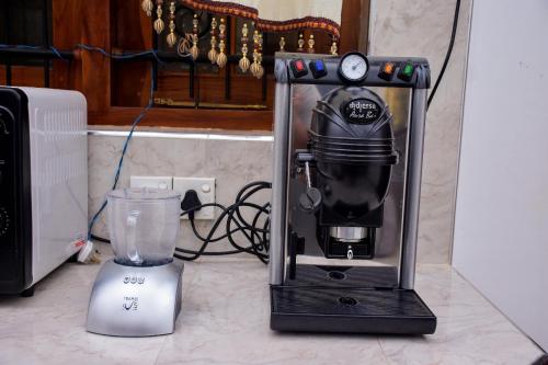 a coffee maker and a blender on a counter at CASA VACANSA HOME STAY in Hungama
