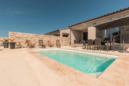 une piscine devant une maison dans l'établissement Le Domaine De Marie, à Palasca
