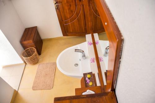a bathroom with a sink and a bath tub at CASA VACANSA HOME STAY in Hungama