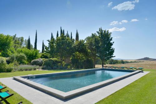 una piscina en medio de un patio en Chiarentana, en Chianciano Terme