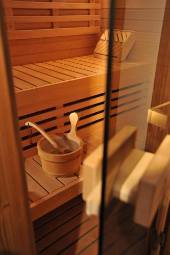 a sauna with a wooden tub and a sink at Hotel Rendez-Vous - Aymavilles in Aymavilles