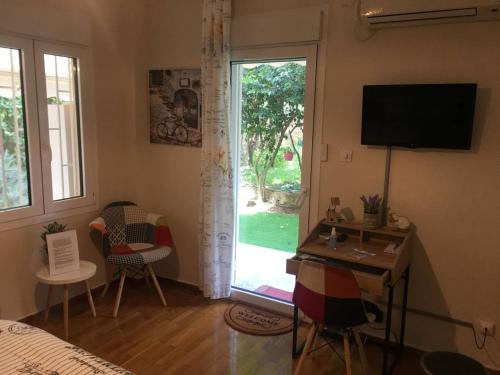 La Vie En Rose Studio,close to beach, Paleo Faliro