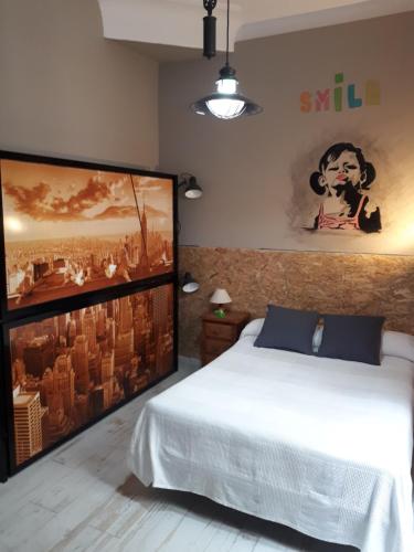 ein Schlafzimmer mit einem Bett und einem großen Wandgemälde in der Unterkunft Hostal Hispalense in Madrid