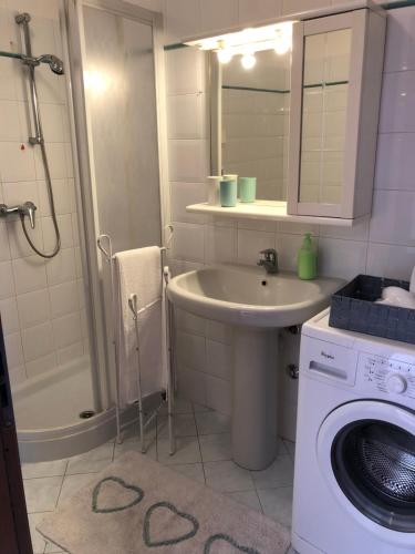 ein Badezimmer mit Waschbecken und Waschmaschine in der Unterkunft APPARTAMENTO PESCHIERA - zona Ospedale Pederzoli in Peschiera del Garda