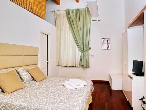sypialnia z łóżkiem z oknem i telewizorem w obiekcie B&B Villa Elisa w mieście Meta