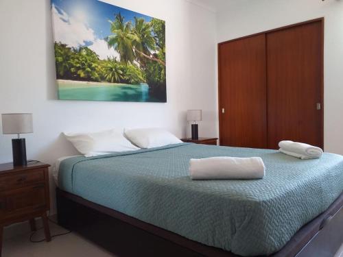 1 dormitorio con 1 cama con edredón azul en Detrinver in Albufeira 305, en Albufeira