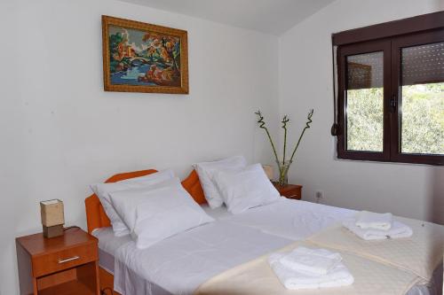 En eller flere senge i et værelse på Apartments Krivokapic Prcanj with Bay view