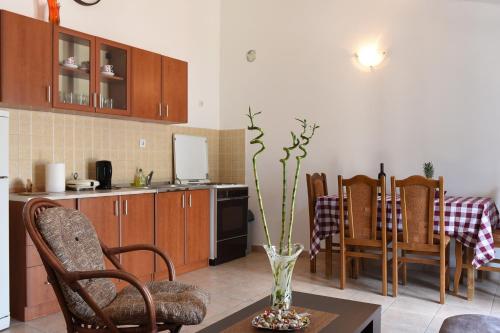 een keuken en eetkamer met een vaas op een tafel bij Apartments Krivokapic Prcanj with Bay view in Kotor