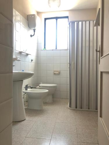 TerzignoにあるLinda's homeのバスルーム(トイレ、洗面台、シャワー付)